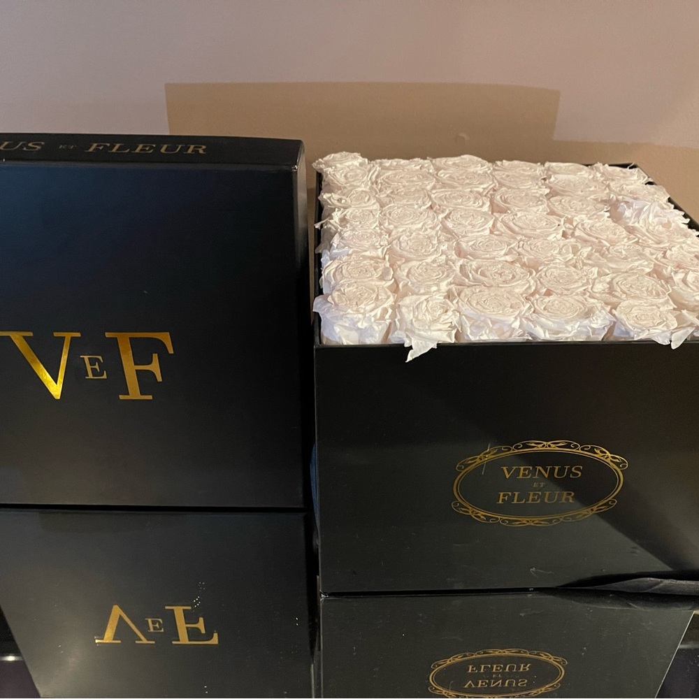 Venus Et Fleur White Roses in Large Black Box